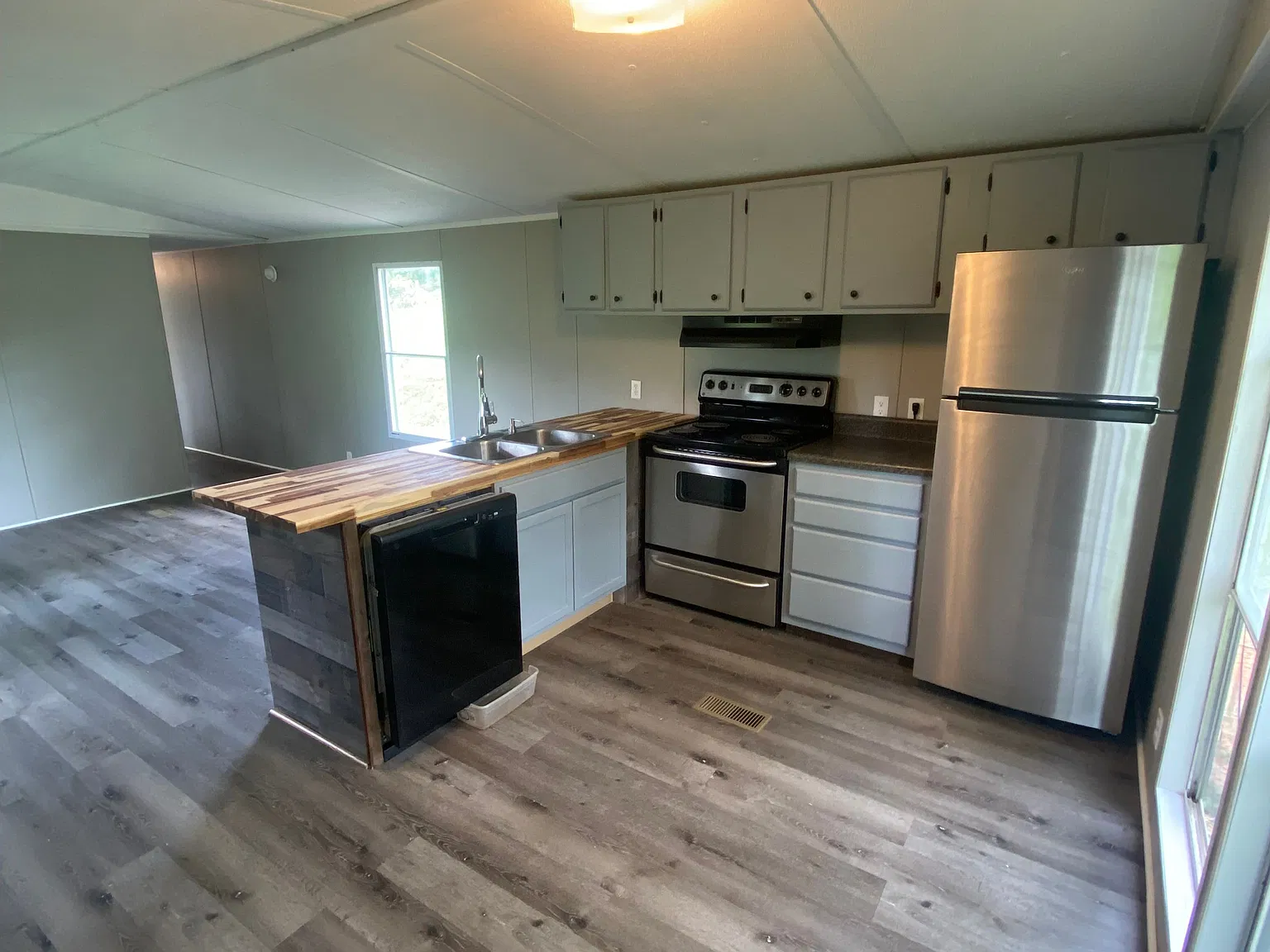 2 bed, 1.0 bath, 700 sqft, $1,100 — Photo 2