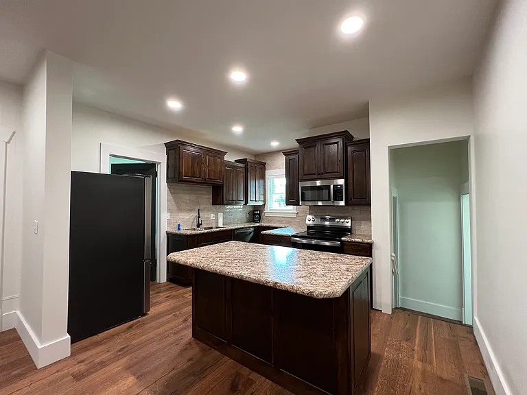 403 W 1st St #B — Photo 9