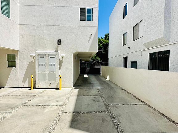 3rd image of 14019 Vanowen St #105