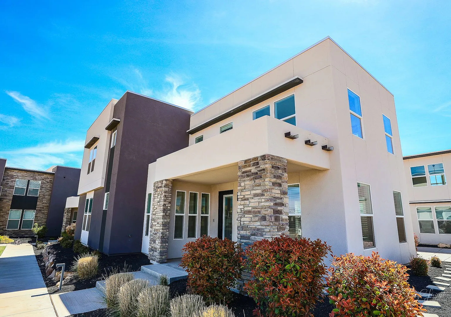Available Sept 10! .2 bed, 2.5 bath, 2 car garage home for rent in Desert Color — Photo 2