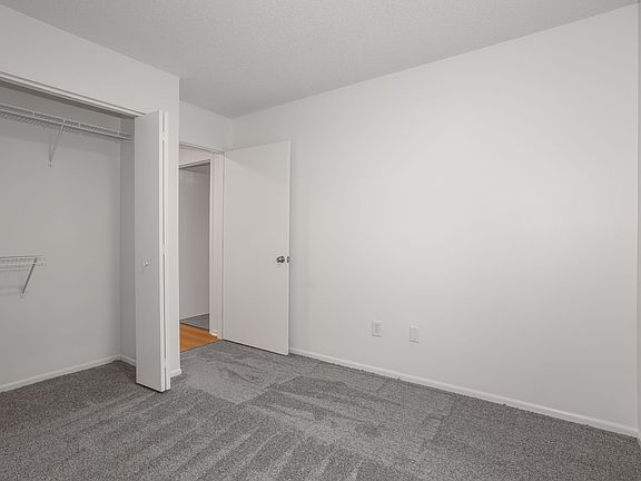5th image of 1015 Village Green Ct #989