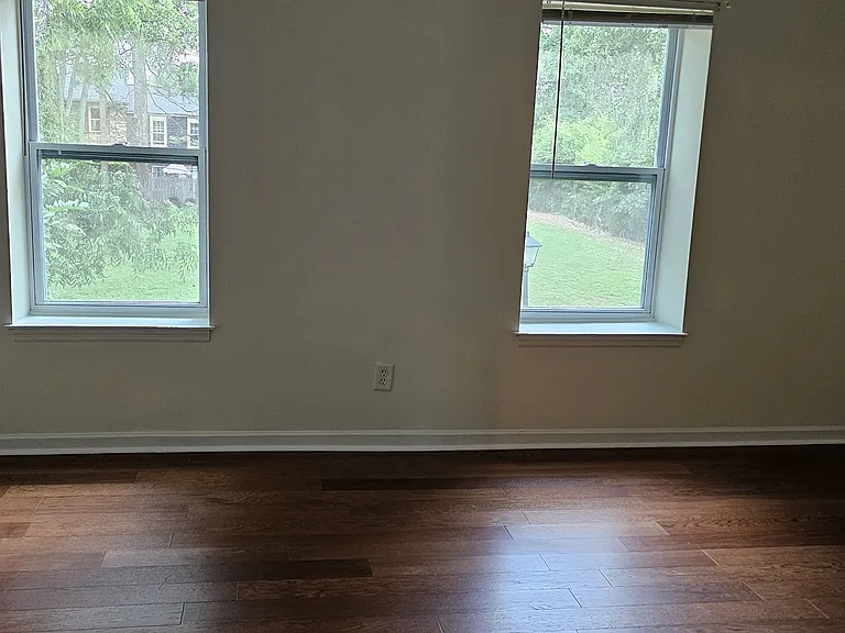 354 Oaktree Sq — Photo 2