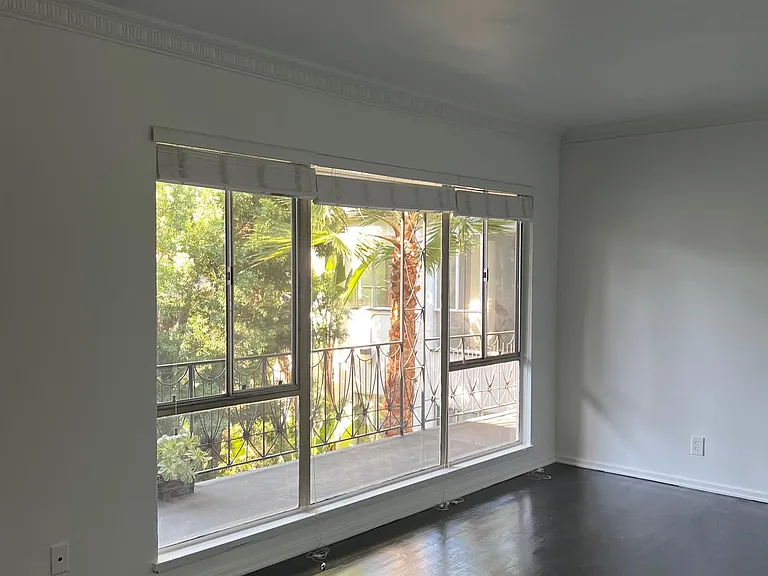 2269 N Beachwood Dr #202 — Photo 18
