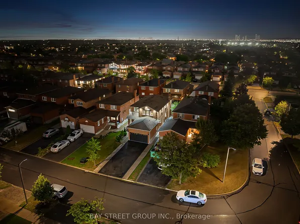 34 Lamp Cres, Vaughan, ON L4L 6J9