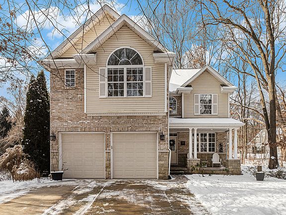 4th image of 9480 Edward Dr