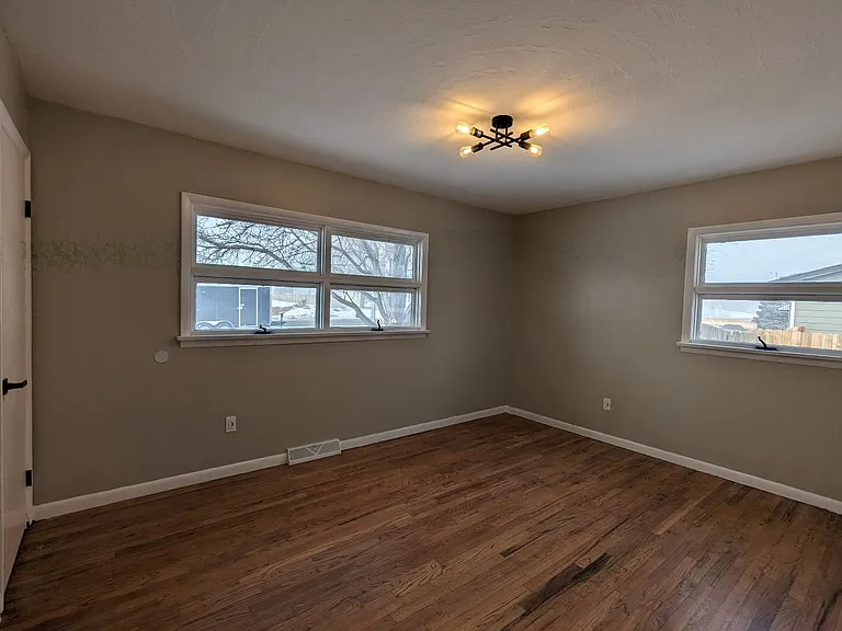 607 N Logan Ave — Photo 6