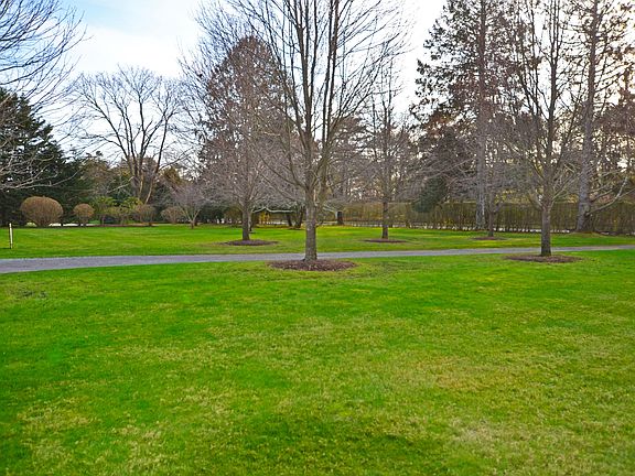 5th image of 10 Quogue St
