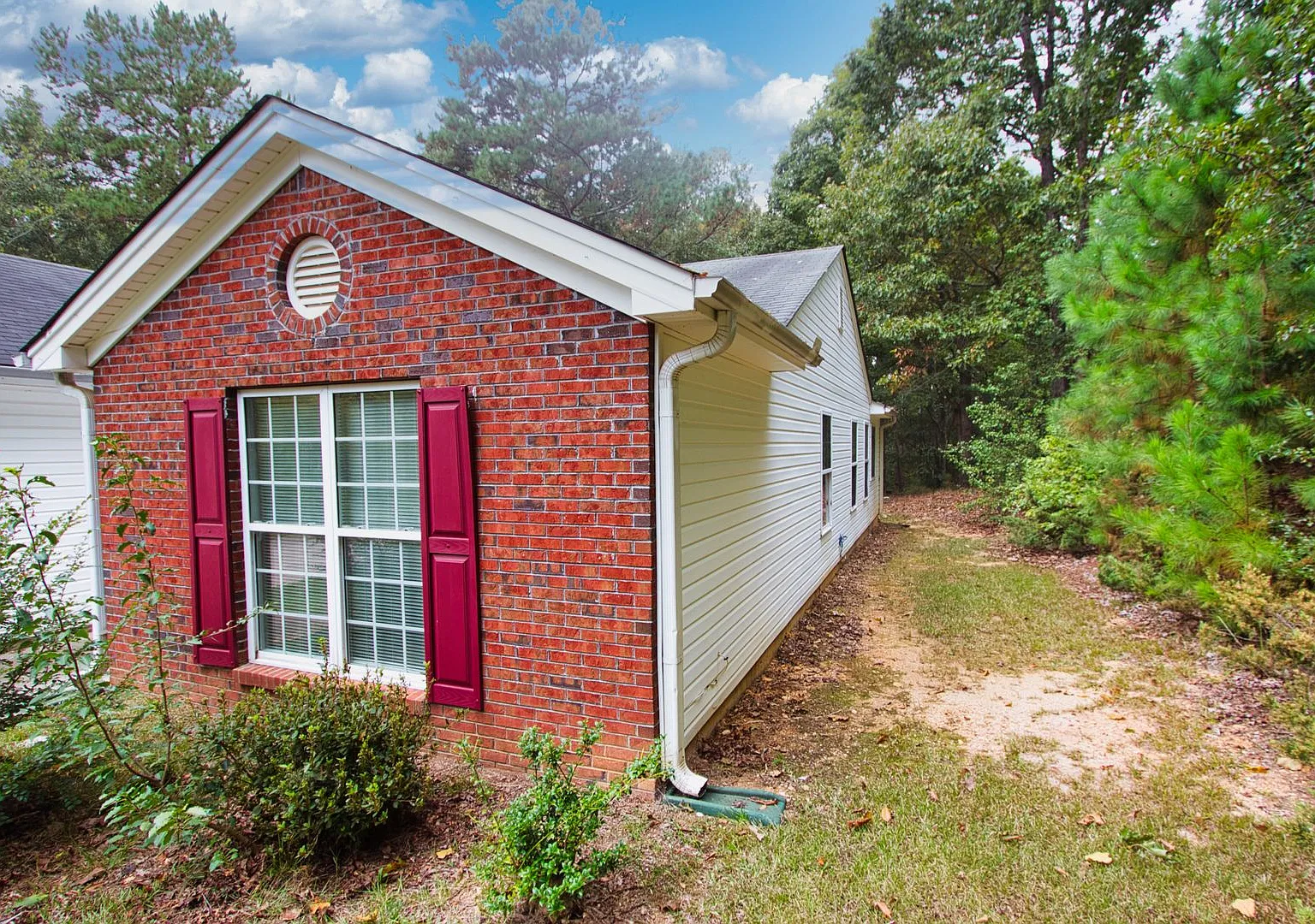 Available Now! 3 Bedroom 2 Bathroom Ranch — Photo 2