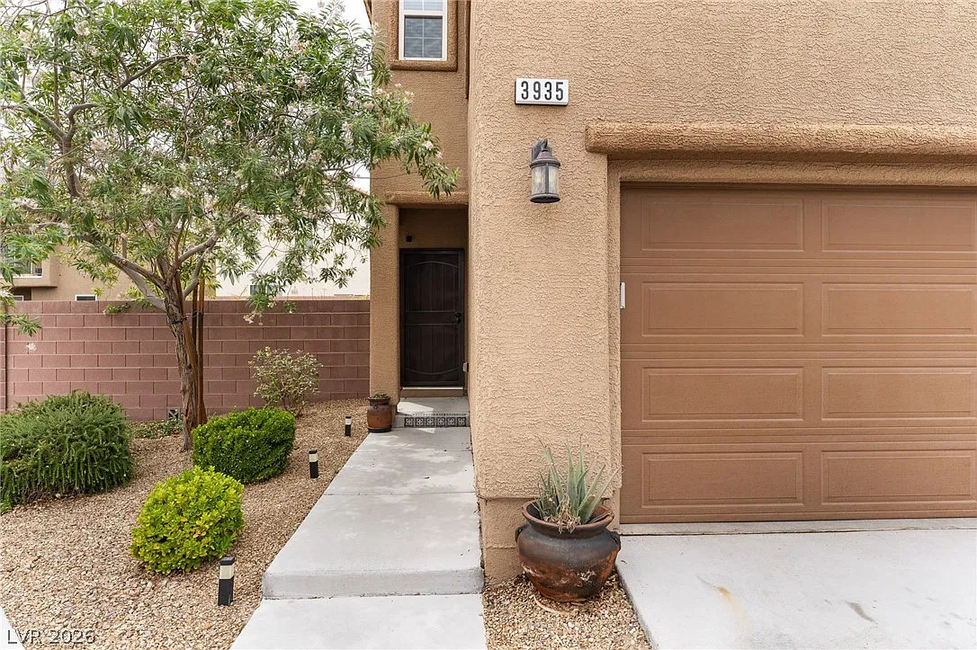 3 bed, 2.5 bath, 1764 sqft, $2,100 — Photo 2