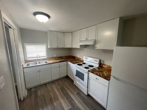 8724 Ocean Springs Rd #B, Ocean Springs, MS 39564