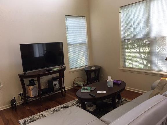 4th image of 998 Kensington Dr