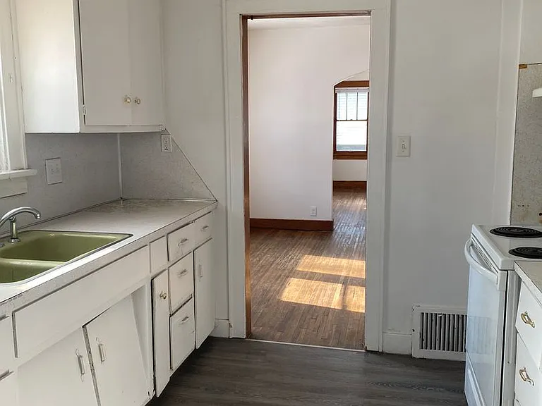 285 Hammond Ave — Photo 2