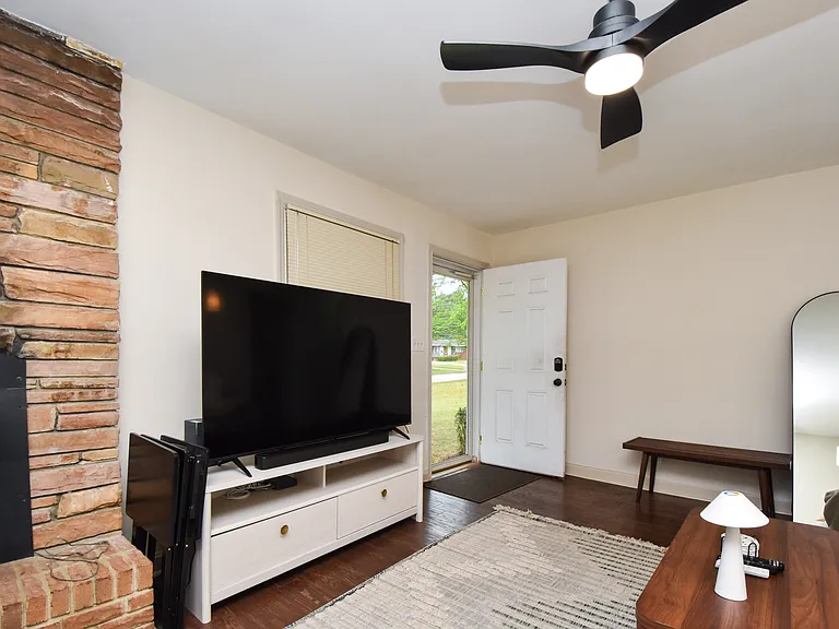 515 Manor Dr — Photo 3