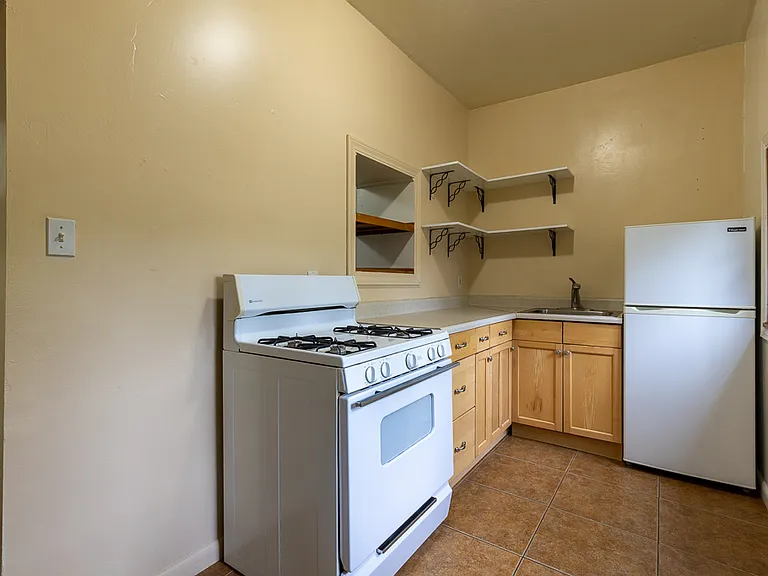 558 E 4th Ave #1 — Photo 1