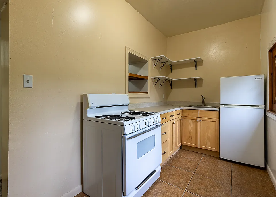 558 E 4th Ave #1