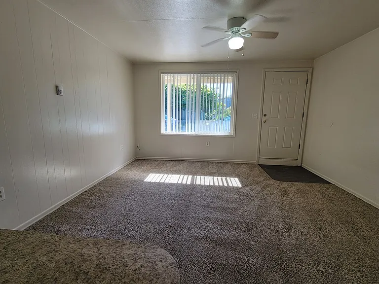 451-Hyacinth Apartments — Photo 7
