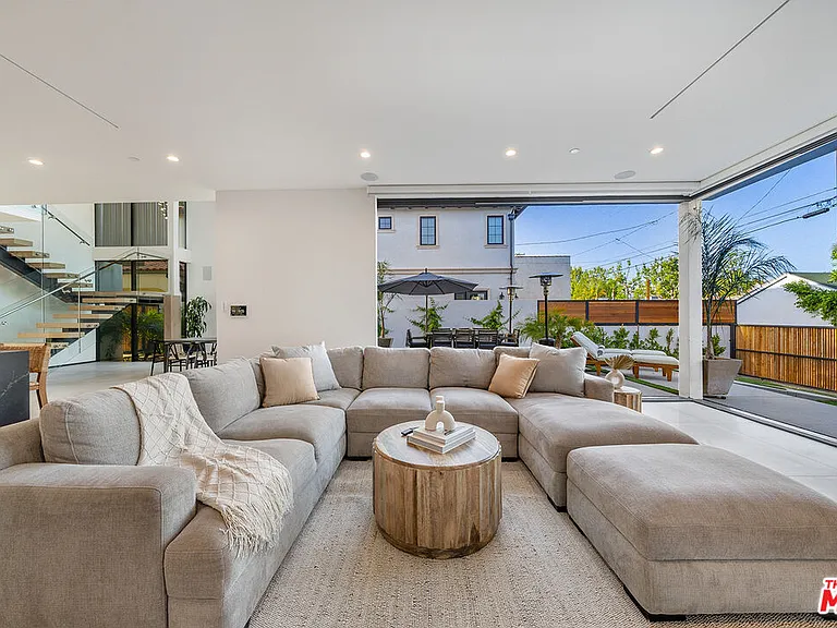 200 N Doheny Dr — Photo 43