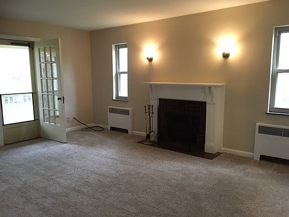 4th image of 33 W Hill Ln APT 3
