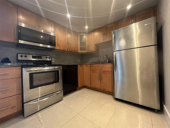 5th image of 100 Bayview Dr #2012