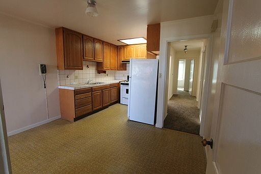 5th image of 577 Sawyer St