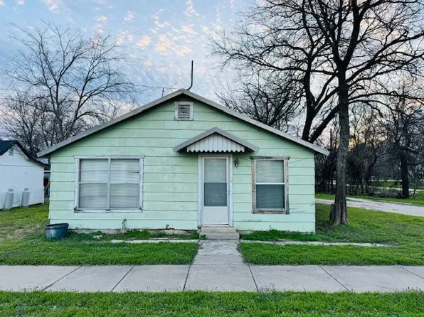 4231 3rd St, Walnut Springs, TX 76690