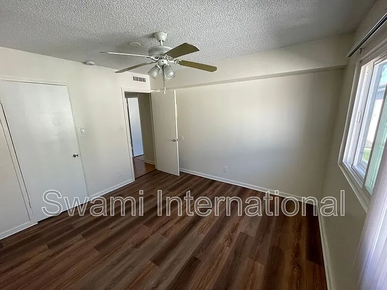 1535 W 102nd St #6 — Photo 11