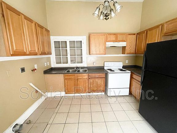 2nd image of 2728 Milan St