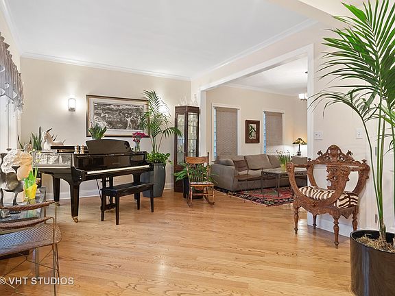 3rd image of 2832 N Maplewood Ave