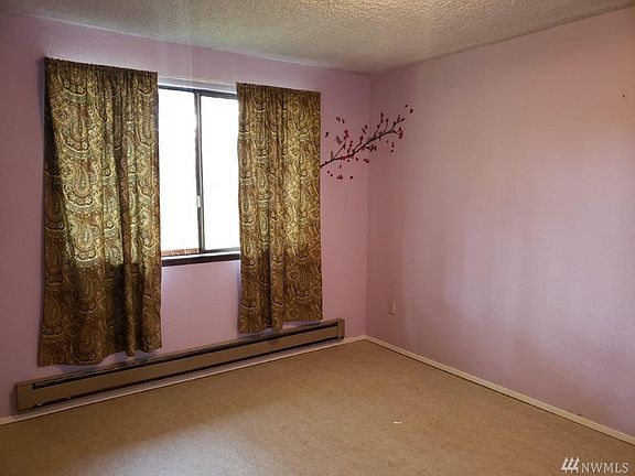 3rd image of 40 E Pine Pl