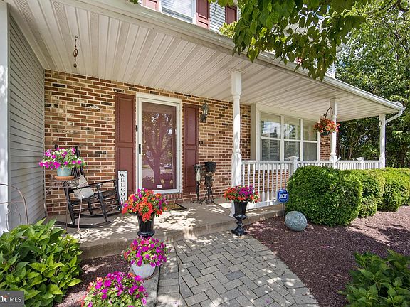 4th image of 487 Cambridge Ln