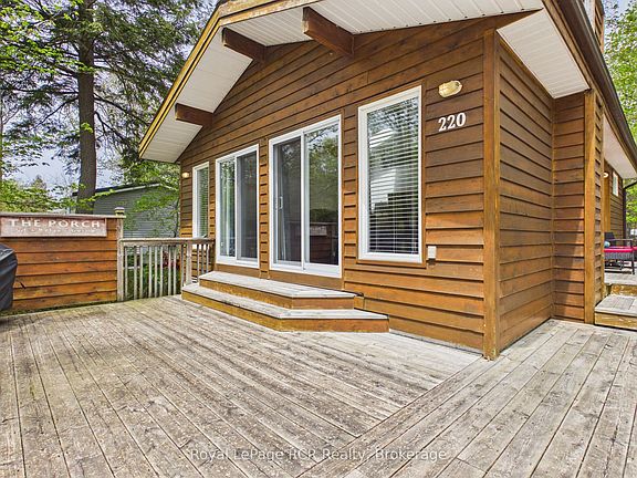 3rd image of 220 Shadywood Cres