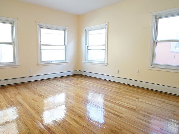 3rd image of 176 W 225th St #2