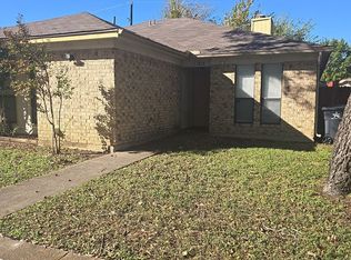 818 Lost Forest Dr, Arlington, TX 76011