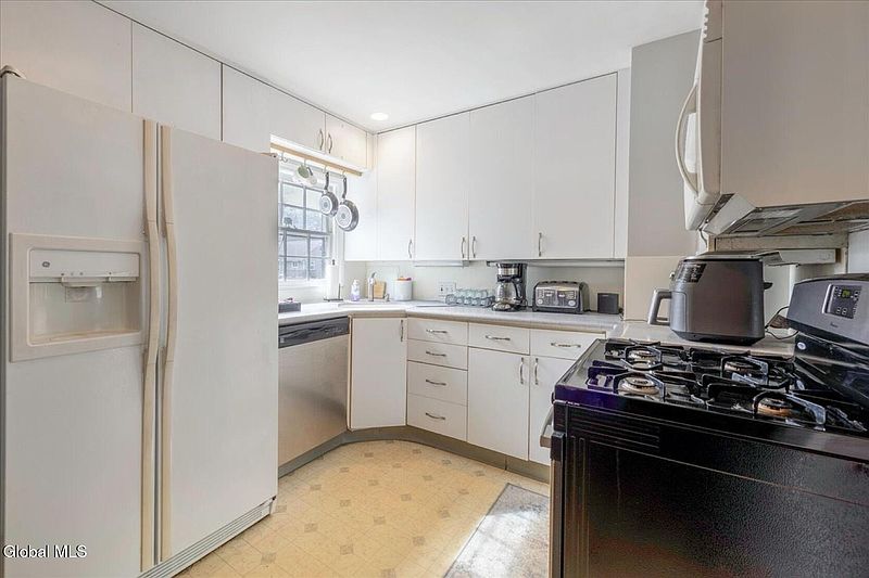 4th image of 1423 Belmont Avenue