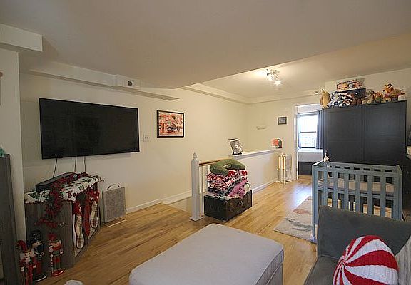 5th image of 317-319 Bloomfield St #3L