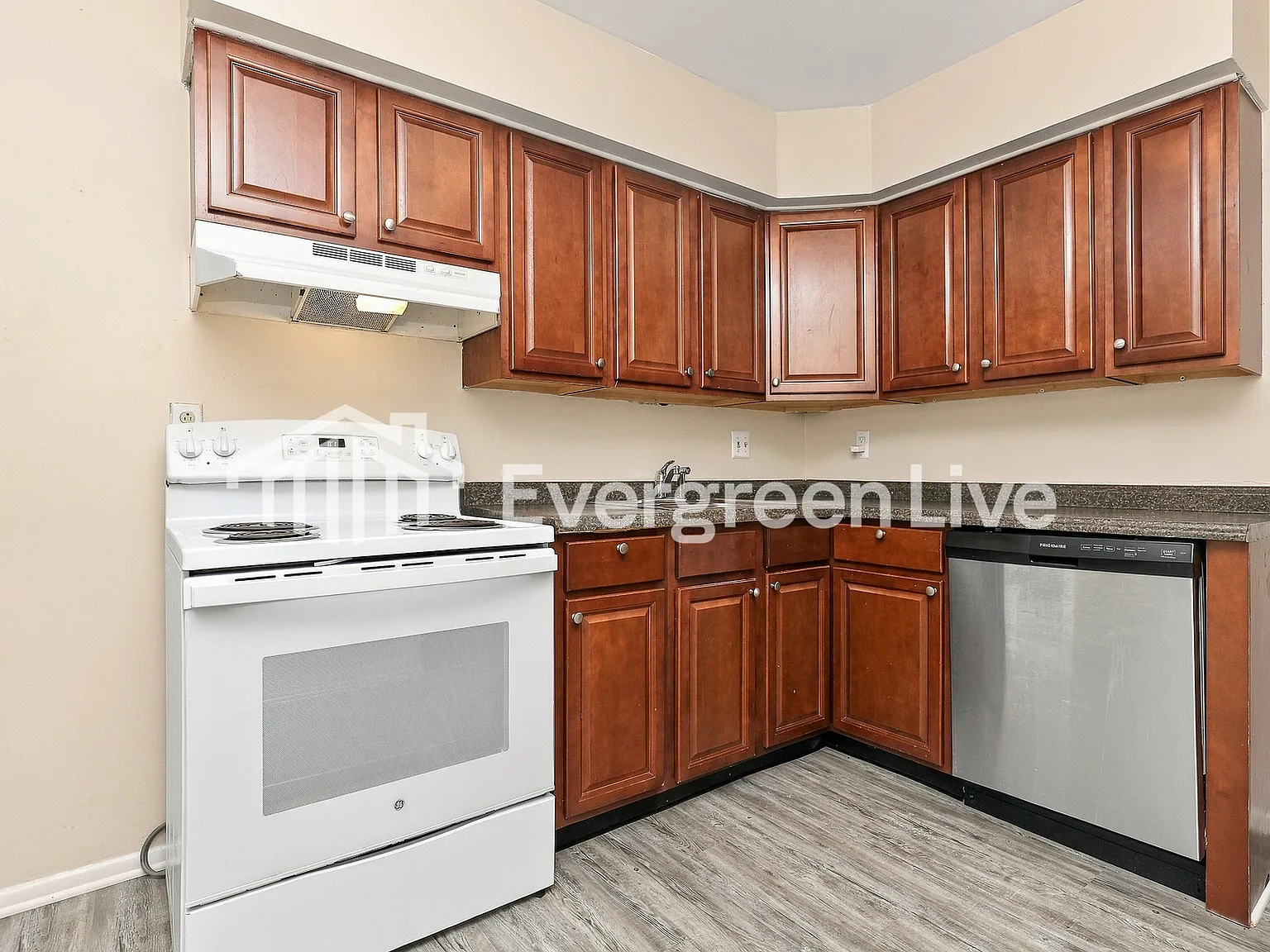 3 bed, 1.0 bath, 1035 sqft, $1,395 — Photo 4