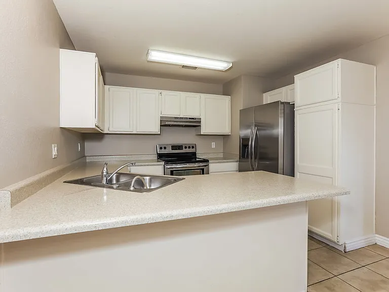1915 S 39th St #7 — Photo 8