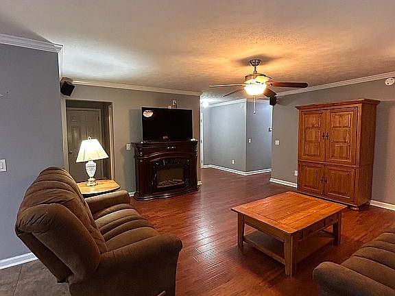 4th image of 942 Douglas Dr