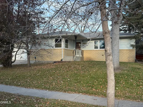 2421 Winchester Dr, Bismarck, ND 58503