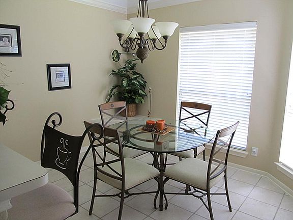 BREAKFAST AREA IS WELL LIT AND NEUTRAL