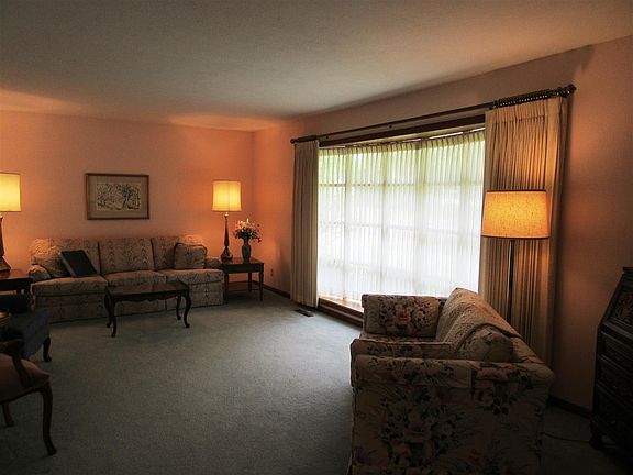 4th image of 828 Westchester Dr