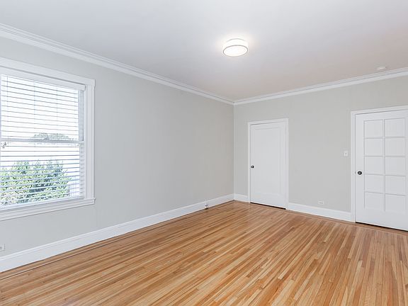 5th image of 3037 Baker St #204