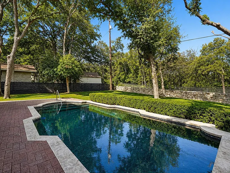3927 Balcones Dr — Photo 9