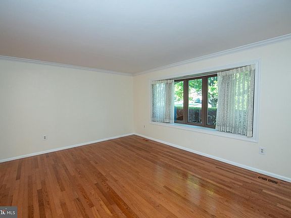 5th image of 77 Hampton Dr