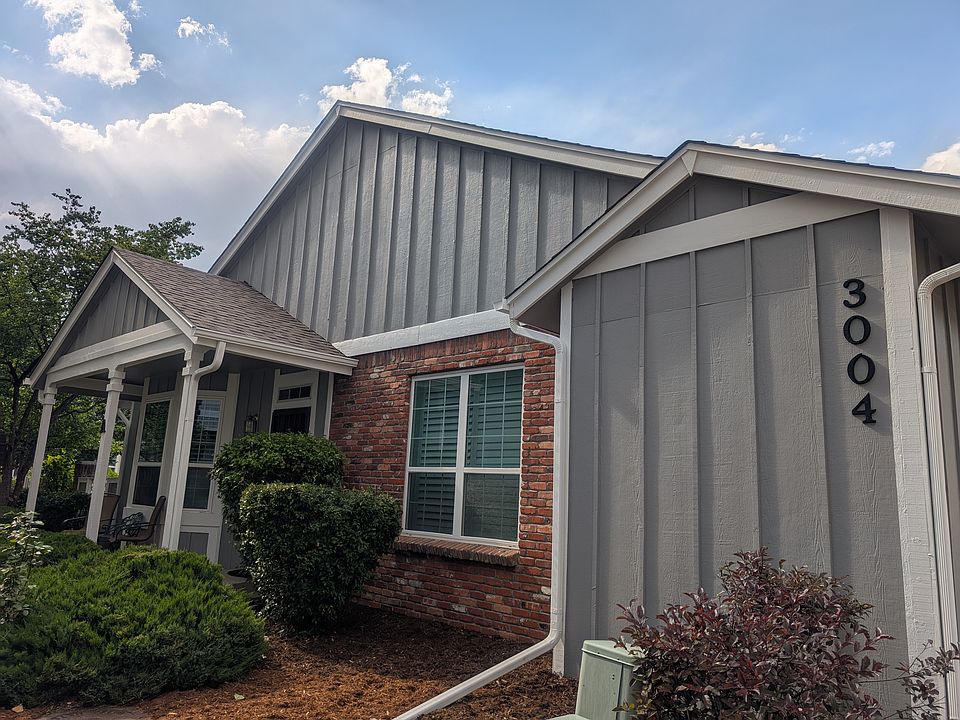 Coverd front porch with seating