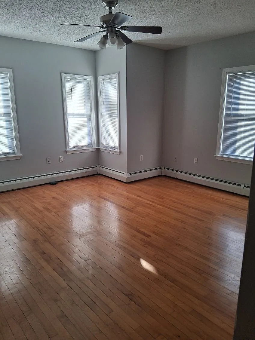 3 bed, 1400 sqft, $2,200 — Photo 1