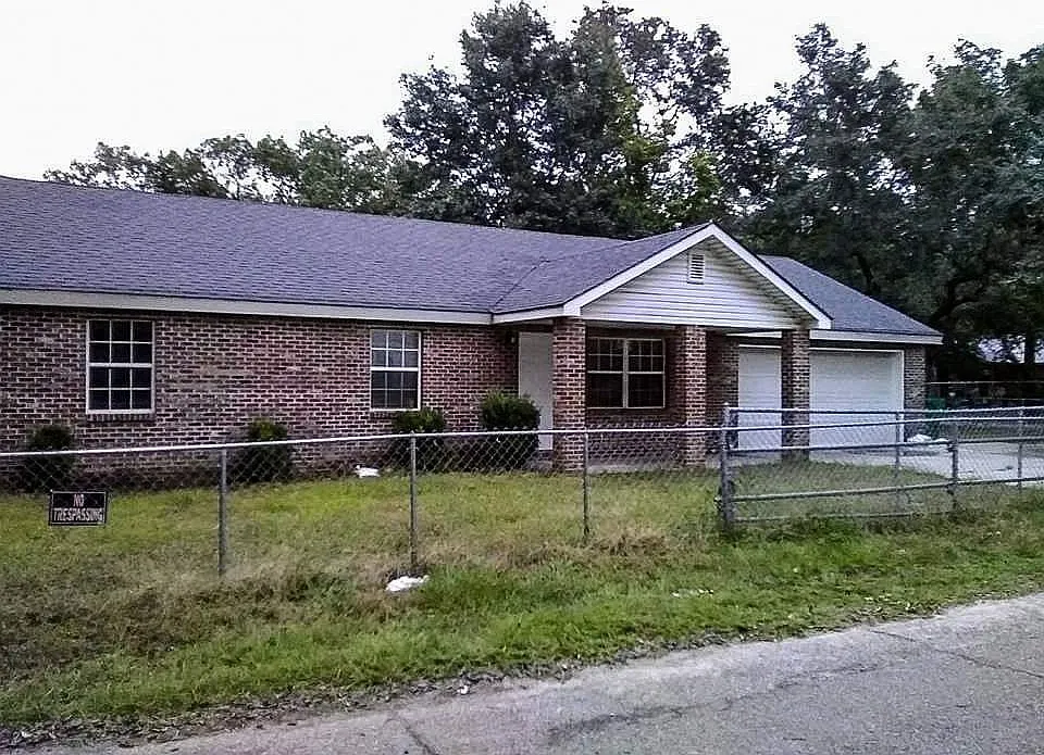 2618 Roberts Ave