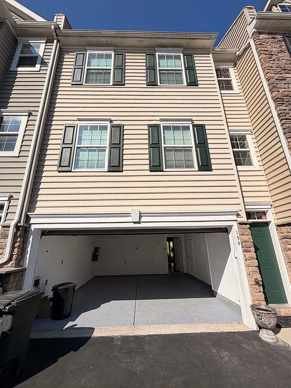 3 bed, 2.5 bath, 2104 sqft, $3,750 — Photo 2