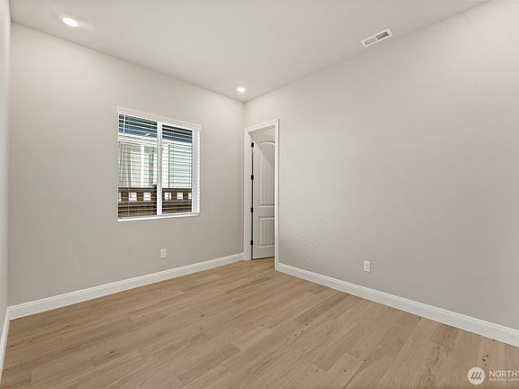 4th image of 14816 206th Avenue E