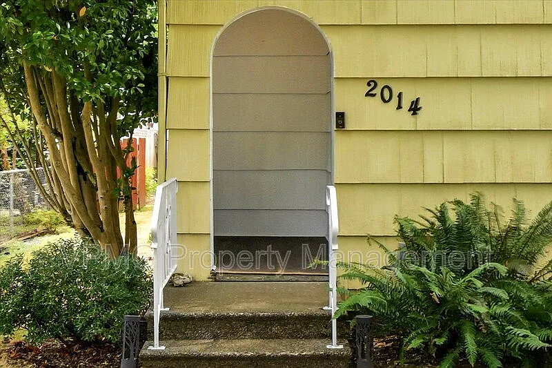 3 bed, 2.0 bath, 1795 sqft, $2,795 — Photo 2